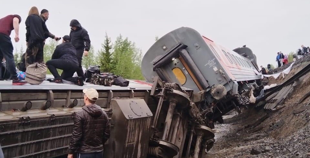 Тело третьего погибшего найдено в сошедшем с рельсов поезде в Коми