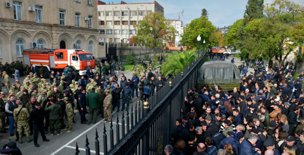 В Абхазии протестующие полностью окружили комплекс правительственных зданий