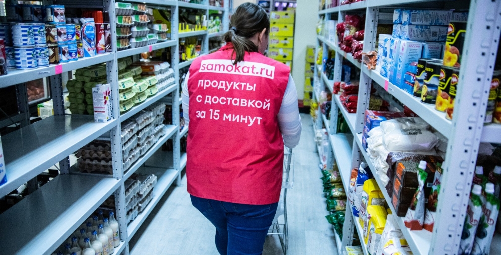 Роспотребнадзор изъял более двух тонн продукции со складов "Самоката"