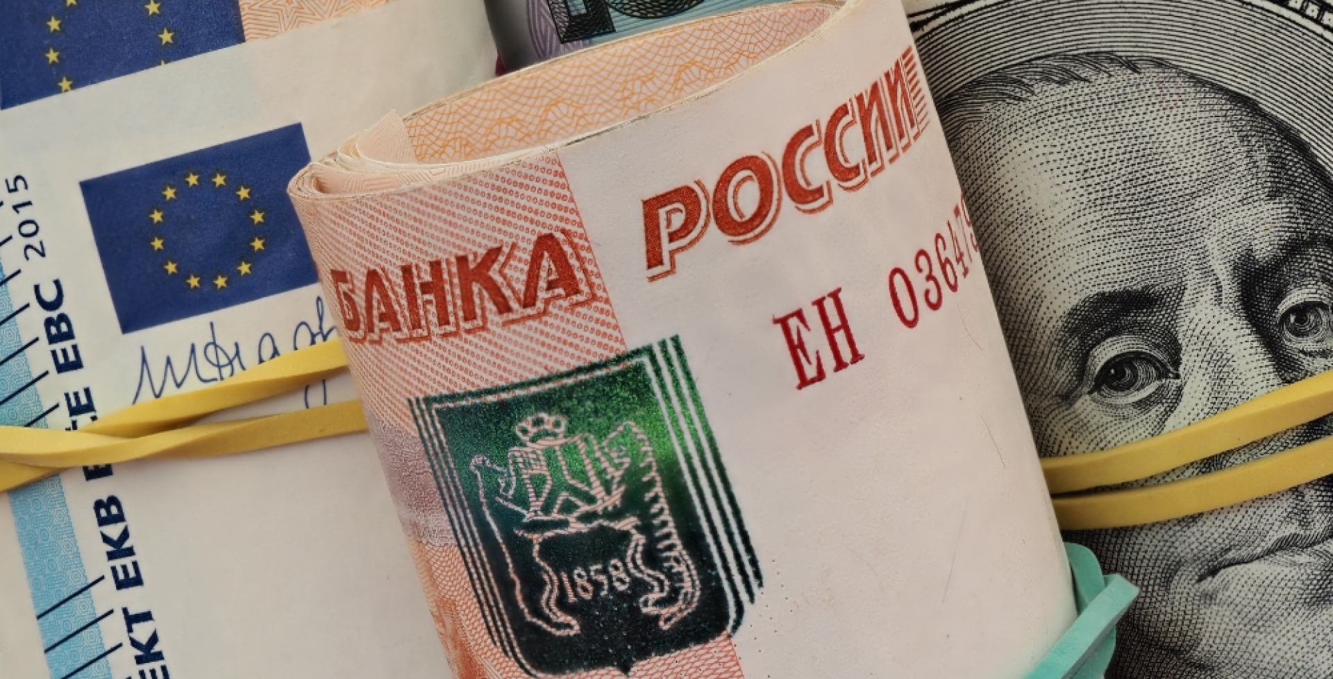 Банк России сохранил до 9 сентября ограничения на снятие наличной валюты