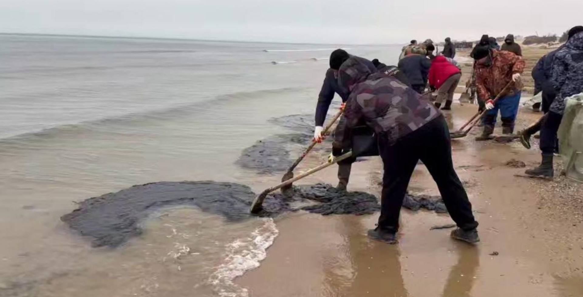 На одном из пляжей Анапы обнаружили пятно мазута